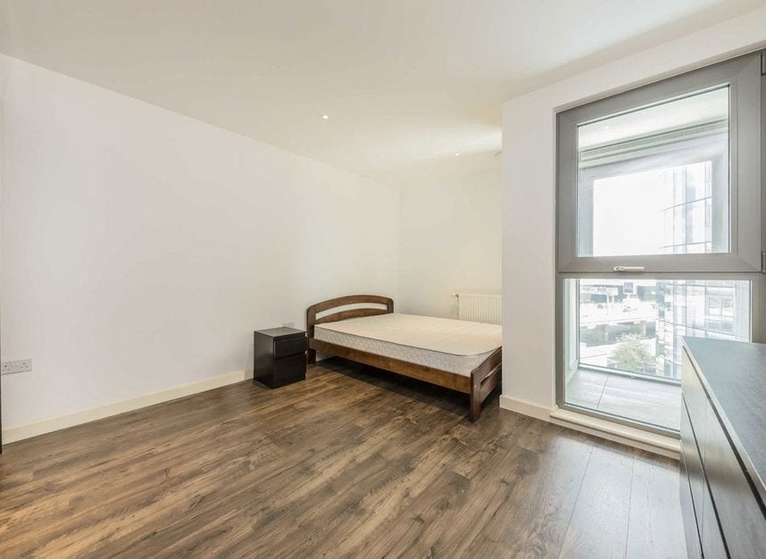 Flat Ealing Road in Greater London