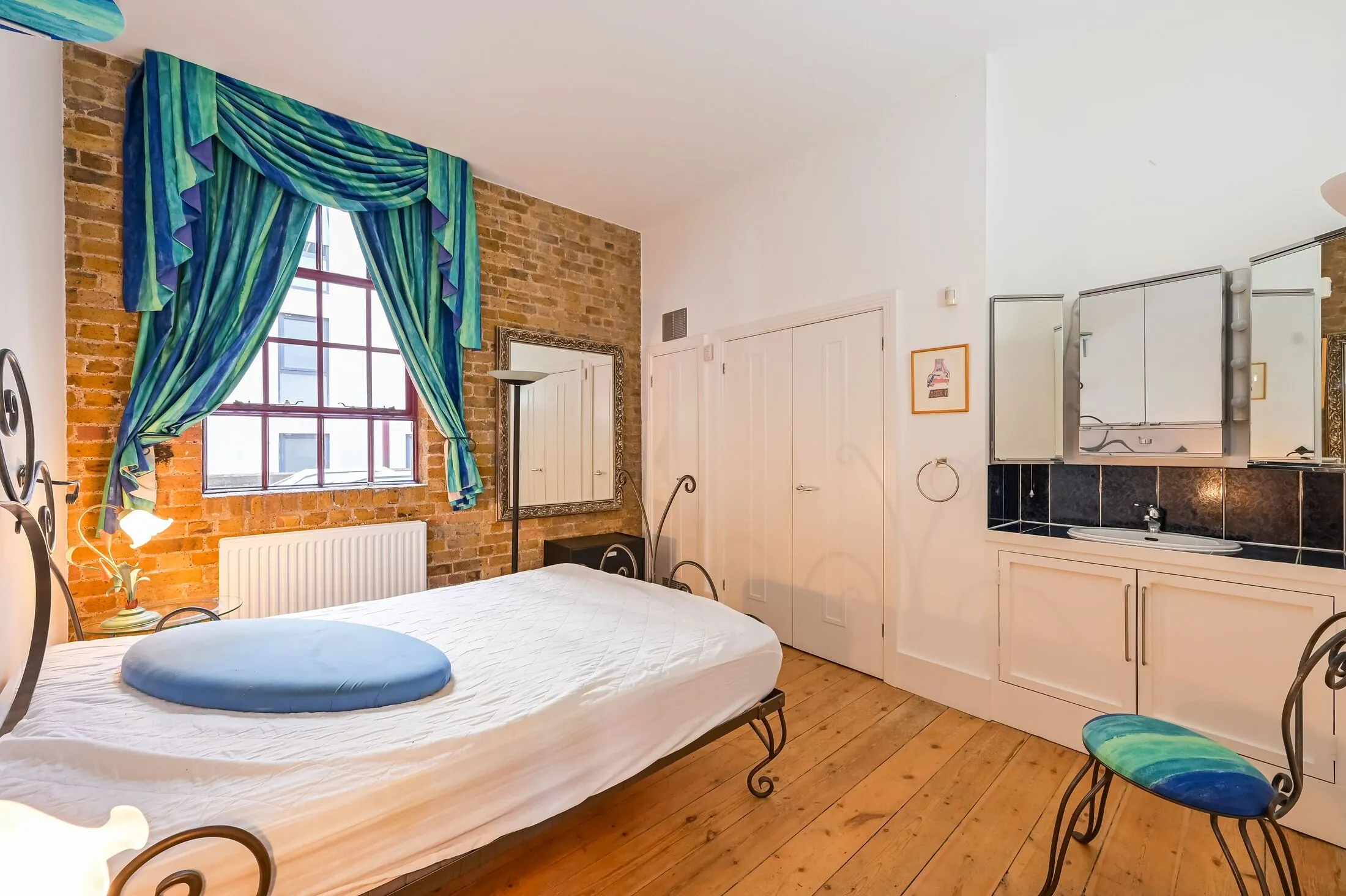Flat St Mark Street in Greater London