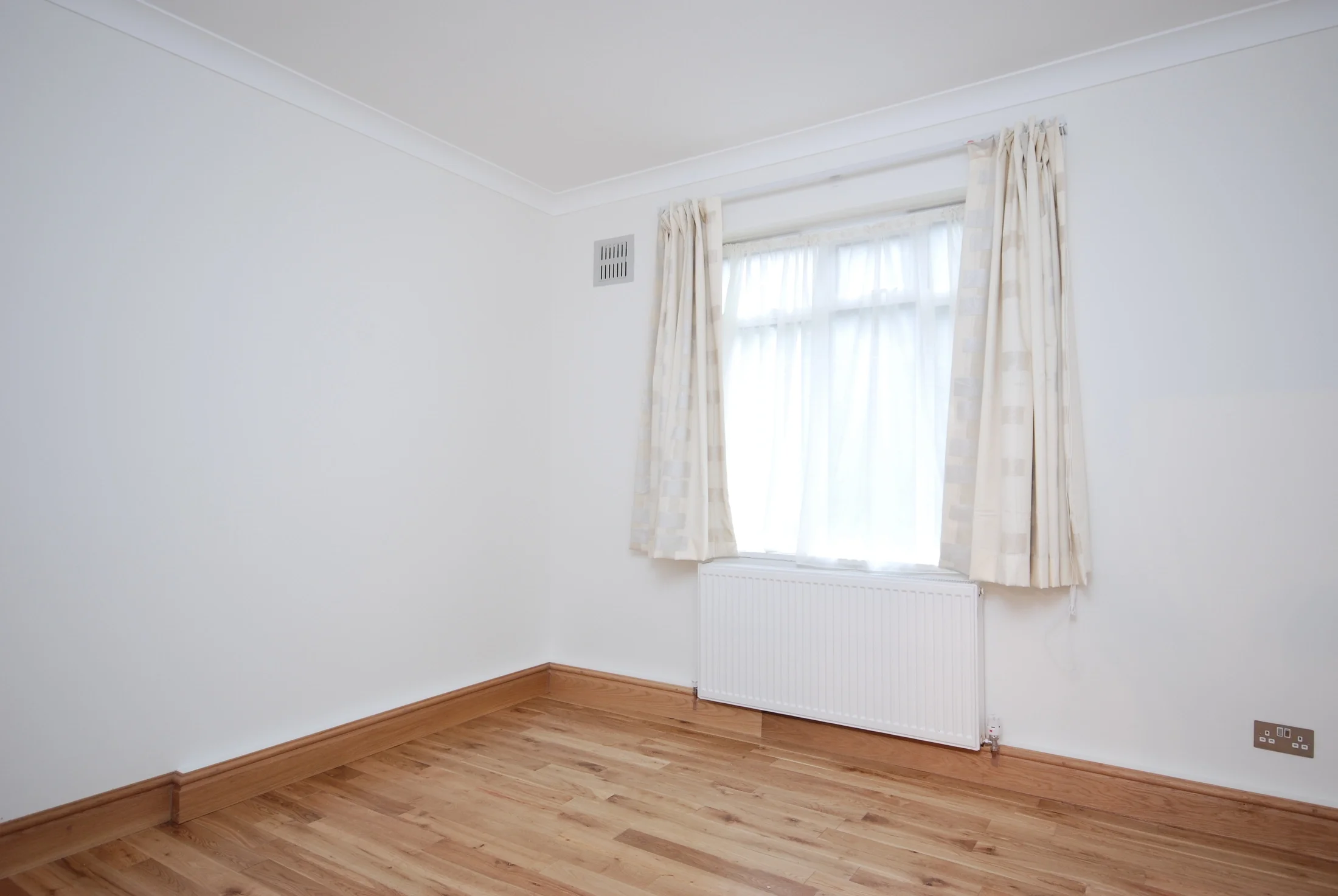 Flat Northcote Avenue in Greater London
