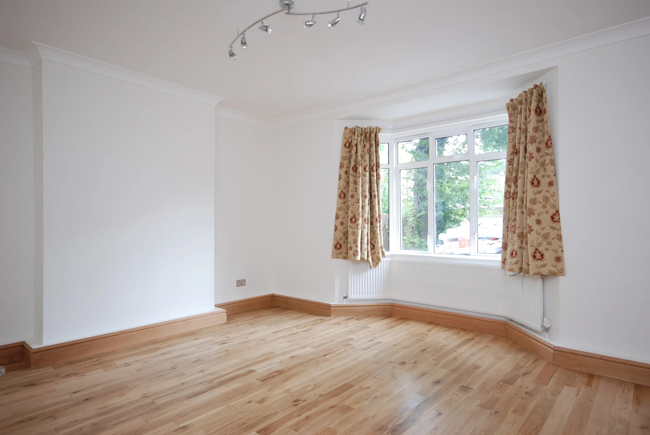 Flat Northcote Avenue in Greater London