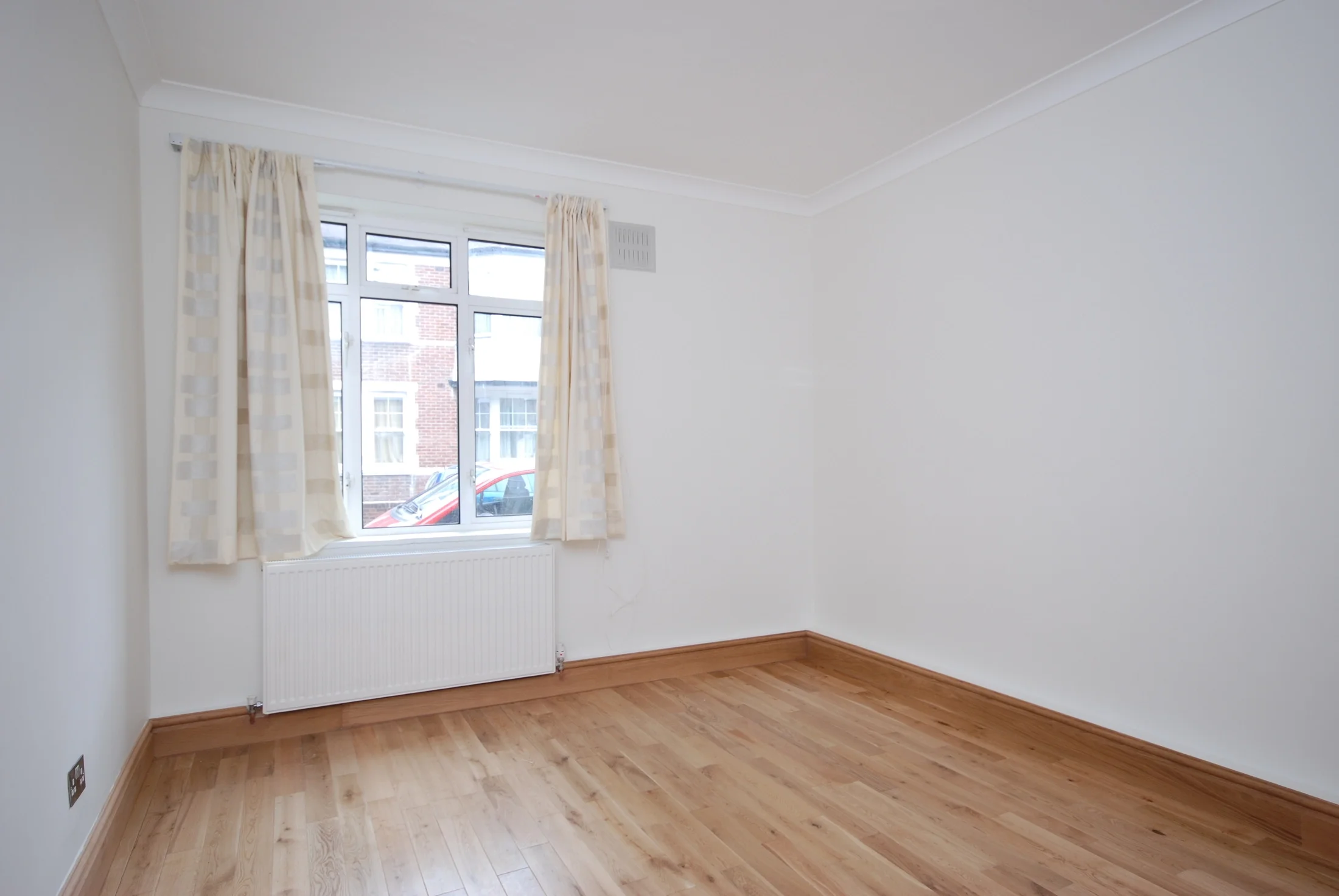Flat Northcote Avenue in Greater London