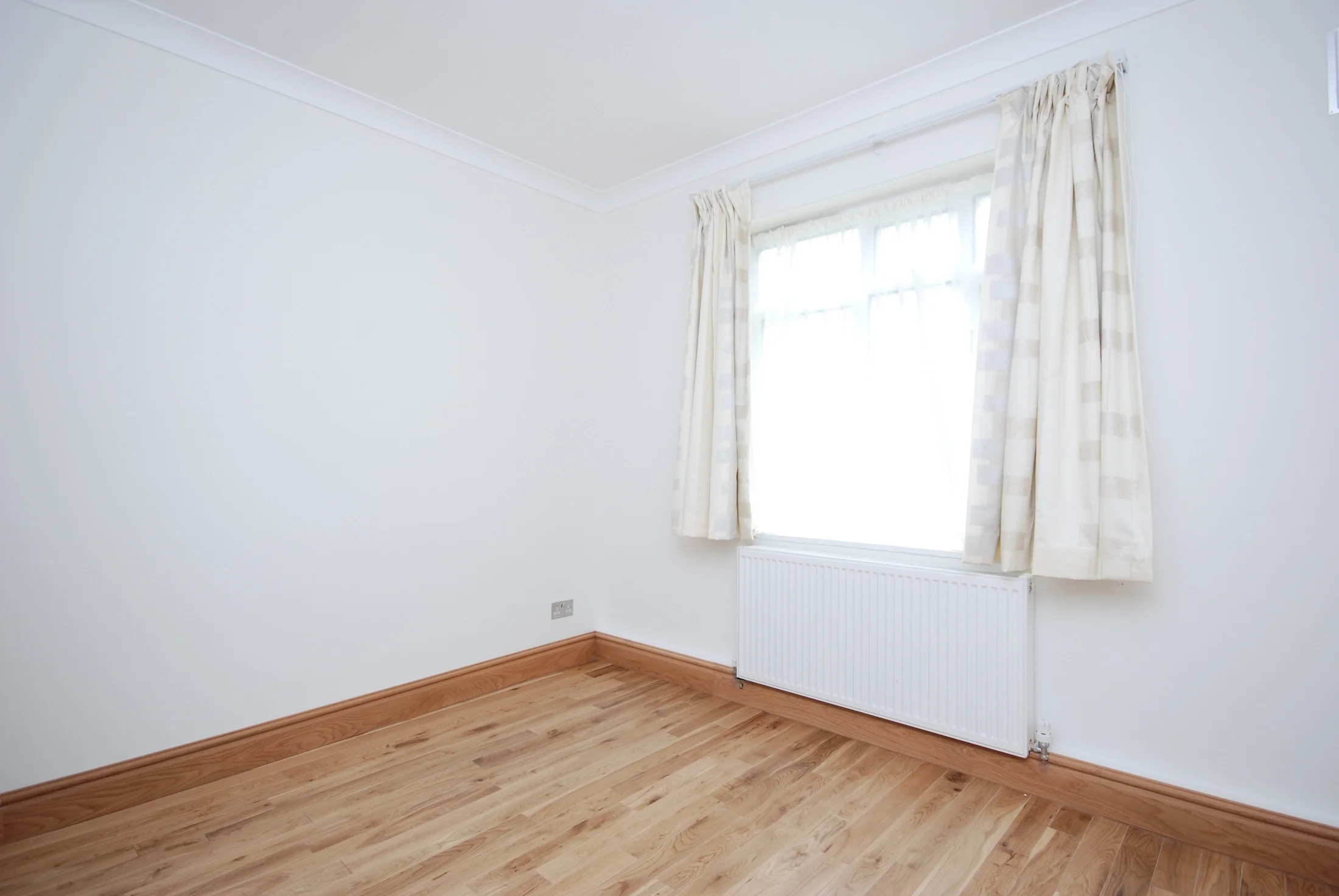 Flat Northcote Avenue in Greater London