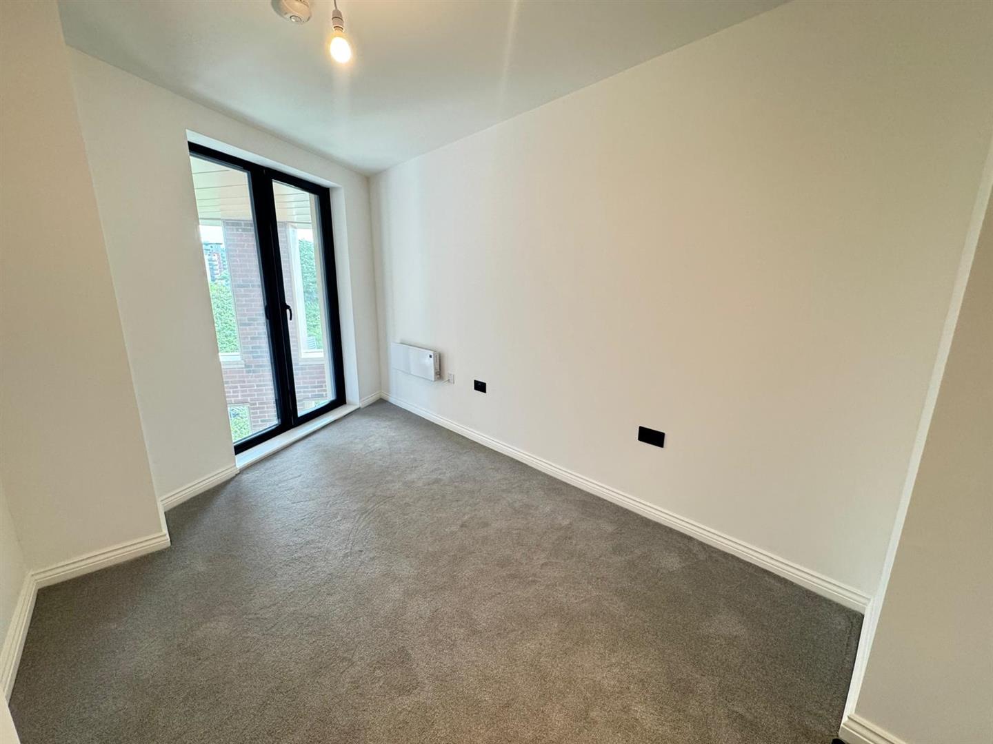 Flat Whitehall Road in Leeds