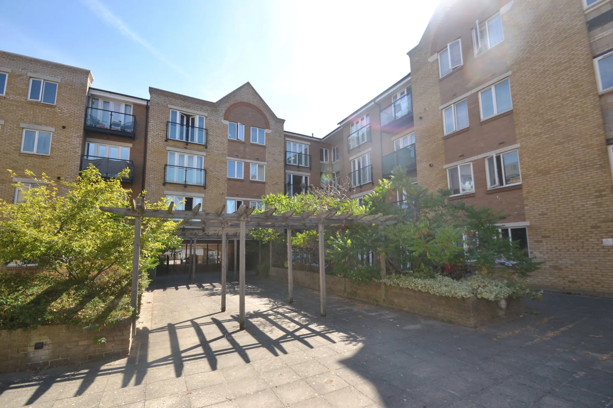 Flat Robinson Way in Dartford