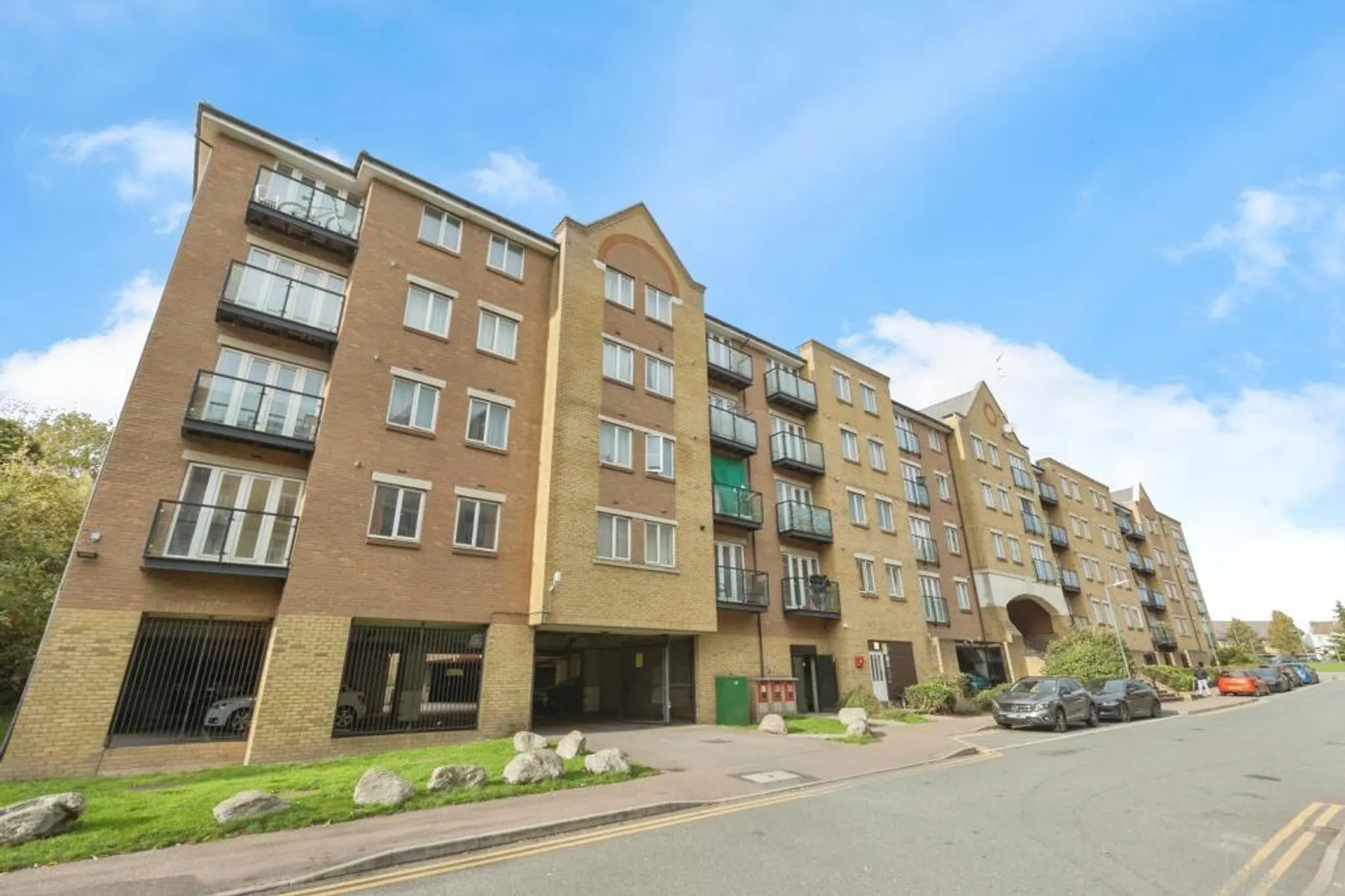 Flat Robinson Way in Dartford