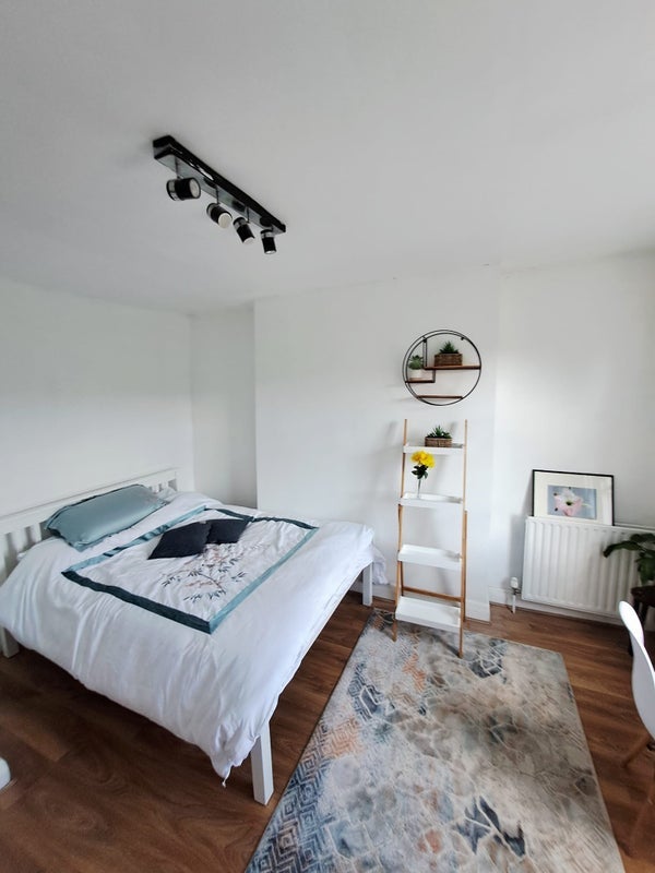 Room Graces Road in Greater London