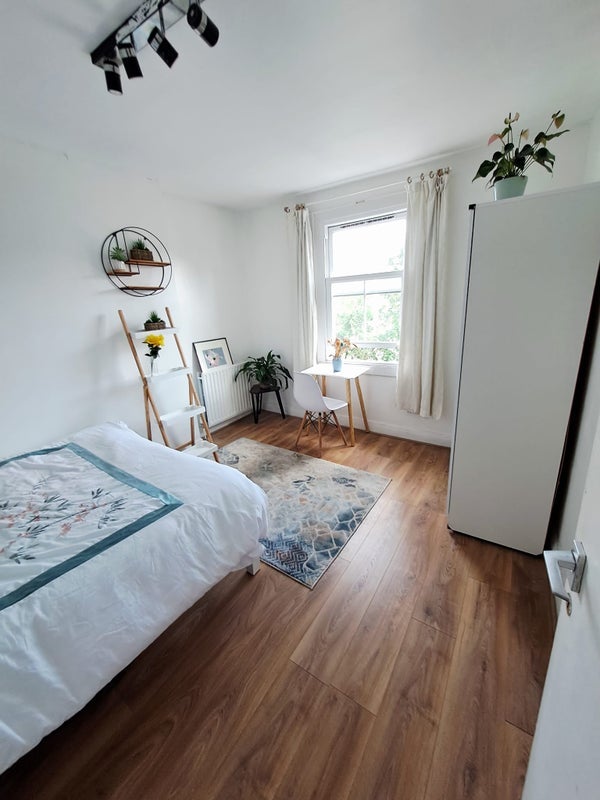 Room Graces Road in Greater London