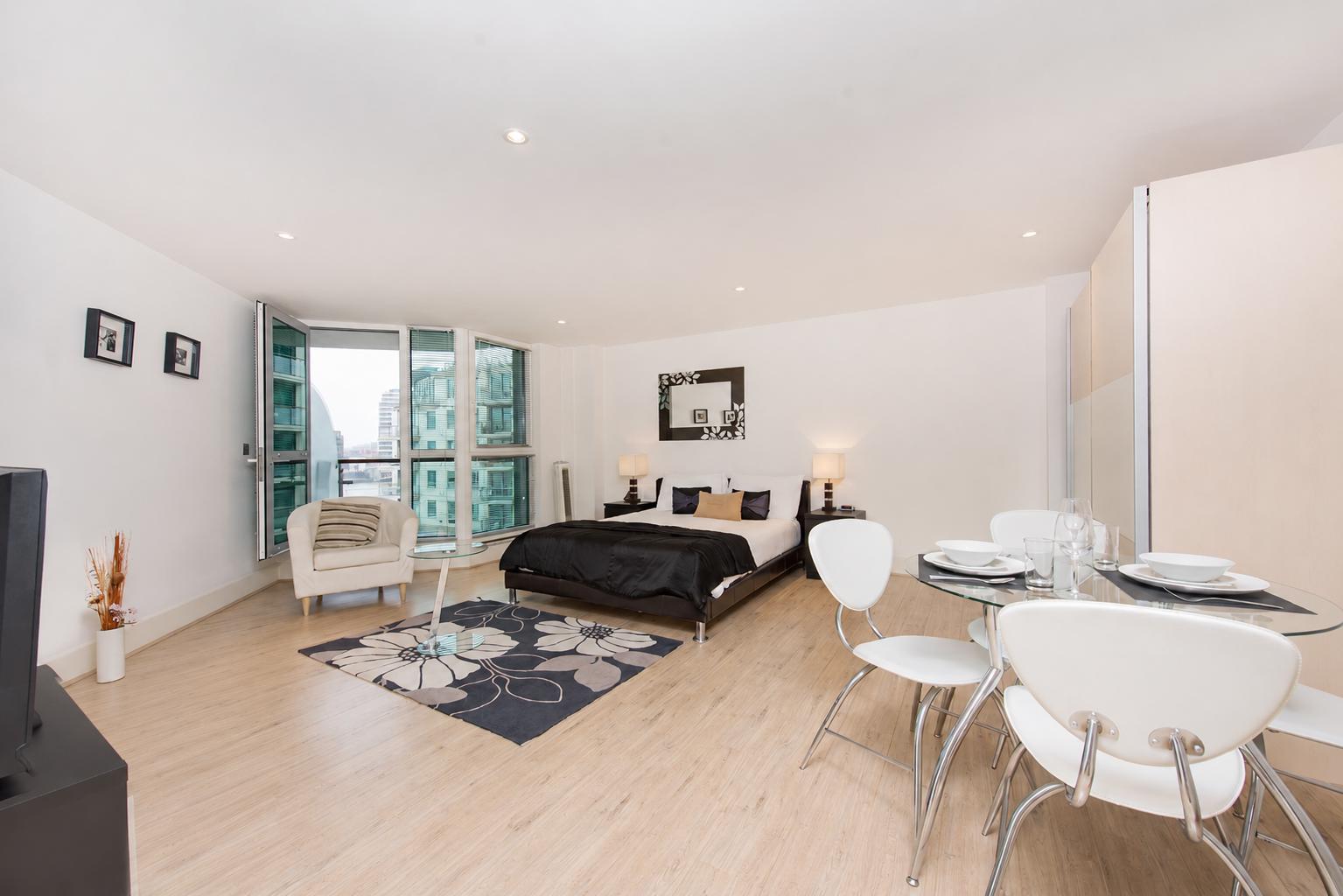 Flat Nine Elms Lane in Greater London