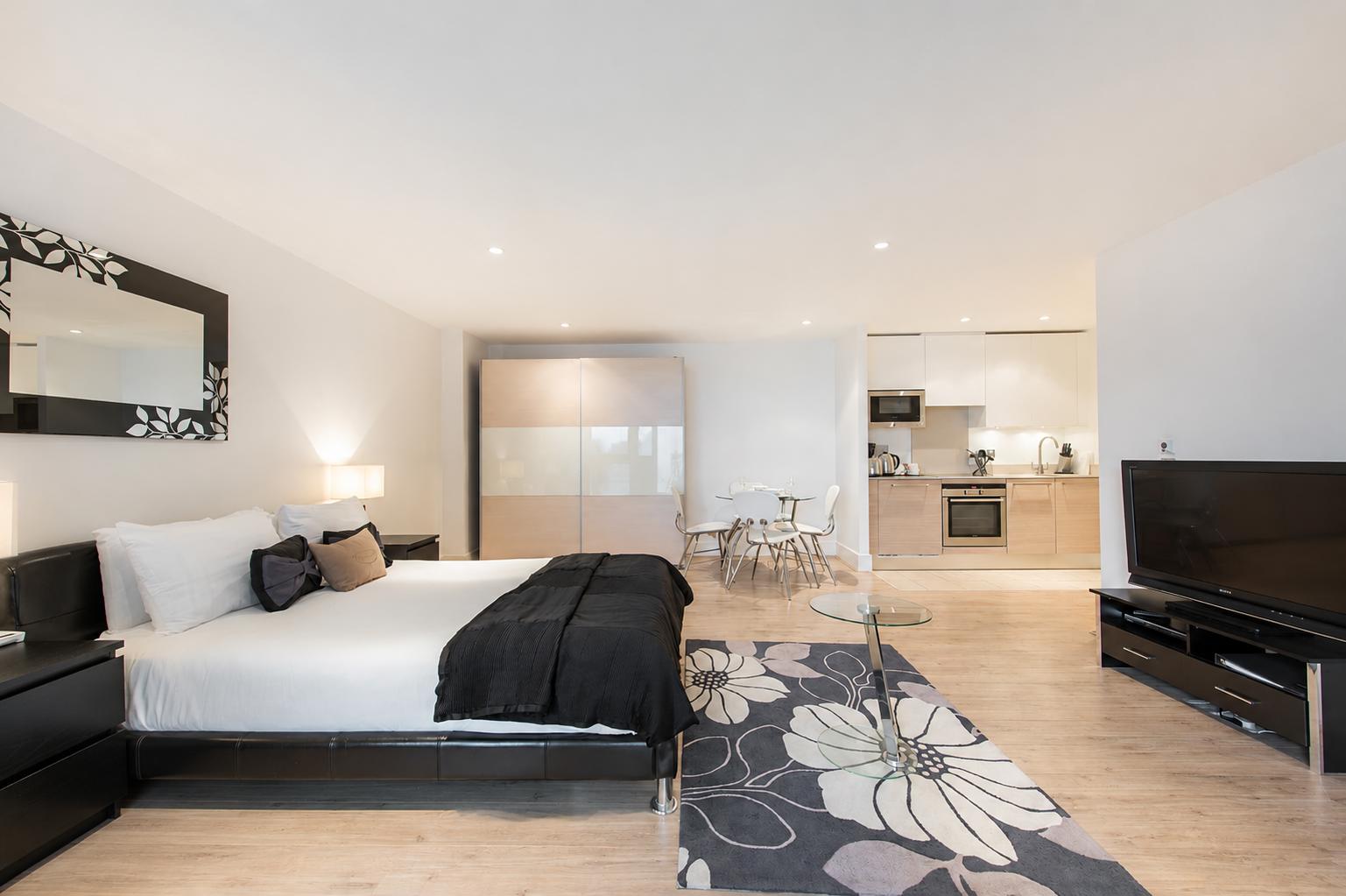 Flat Nine Elms Lane in Greater London