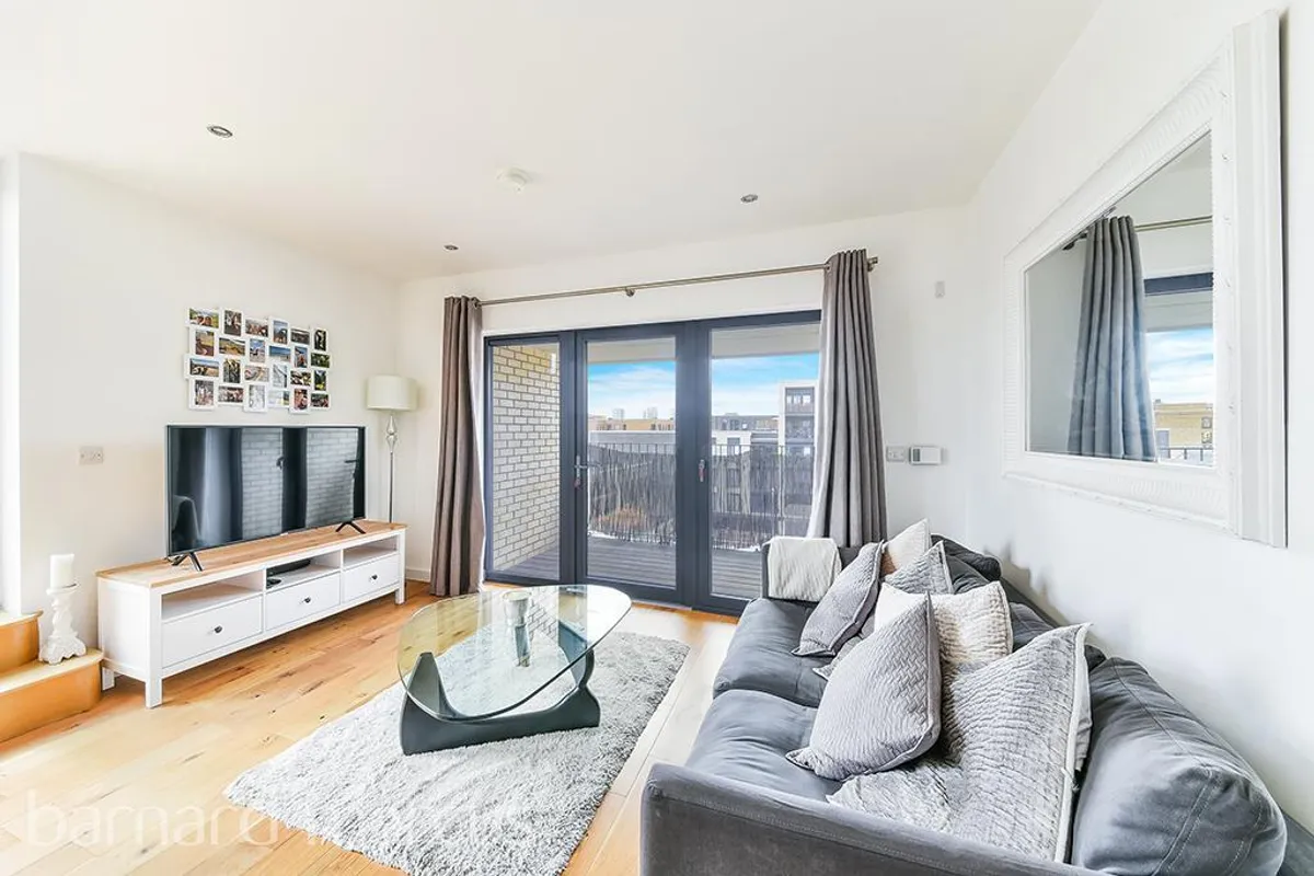 Flat Eythorne Road in Greater London