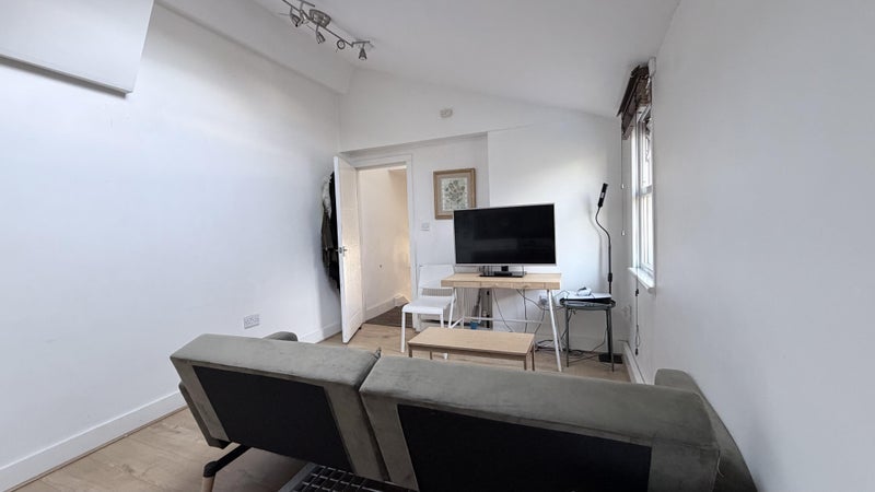 Flat Filey Avenue in Greater London
