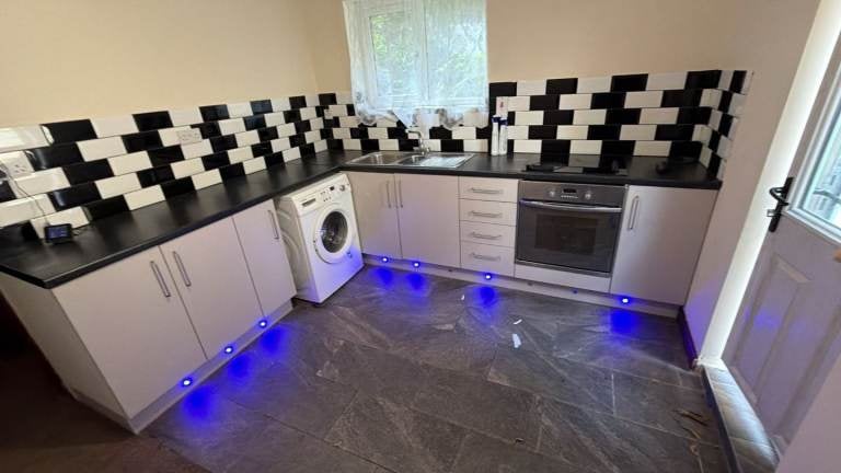 Flat Apsley Crescent in Bradford