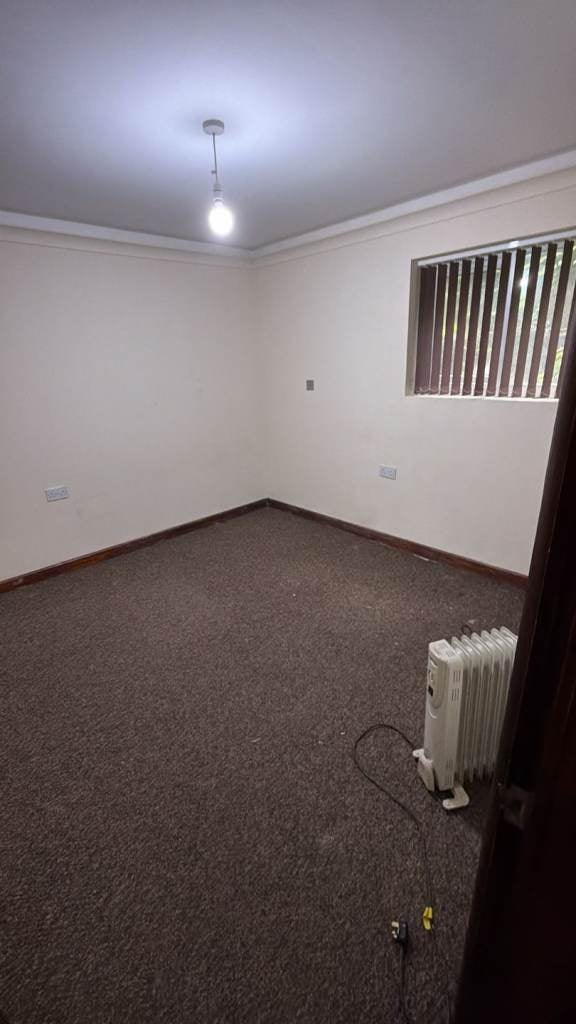 Flat Apsley Crescent in Bradford