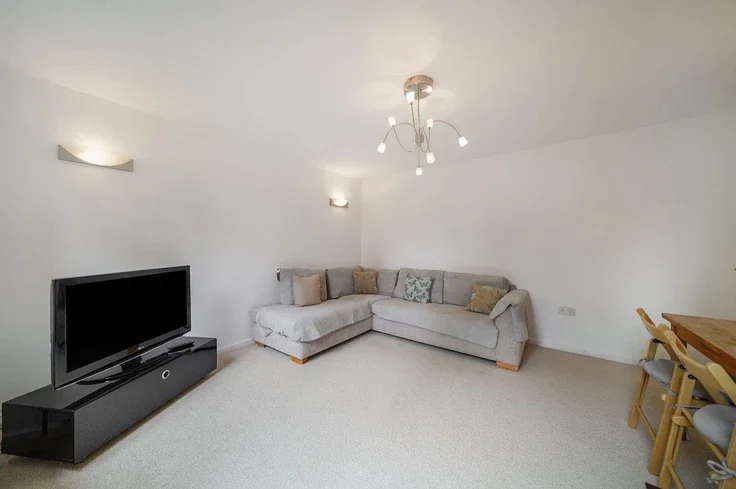 Flat Britten Close in Greater London