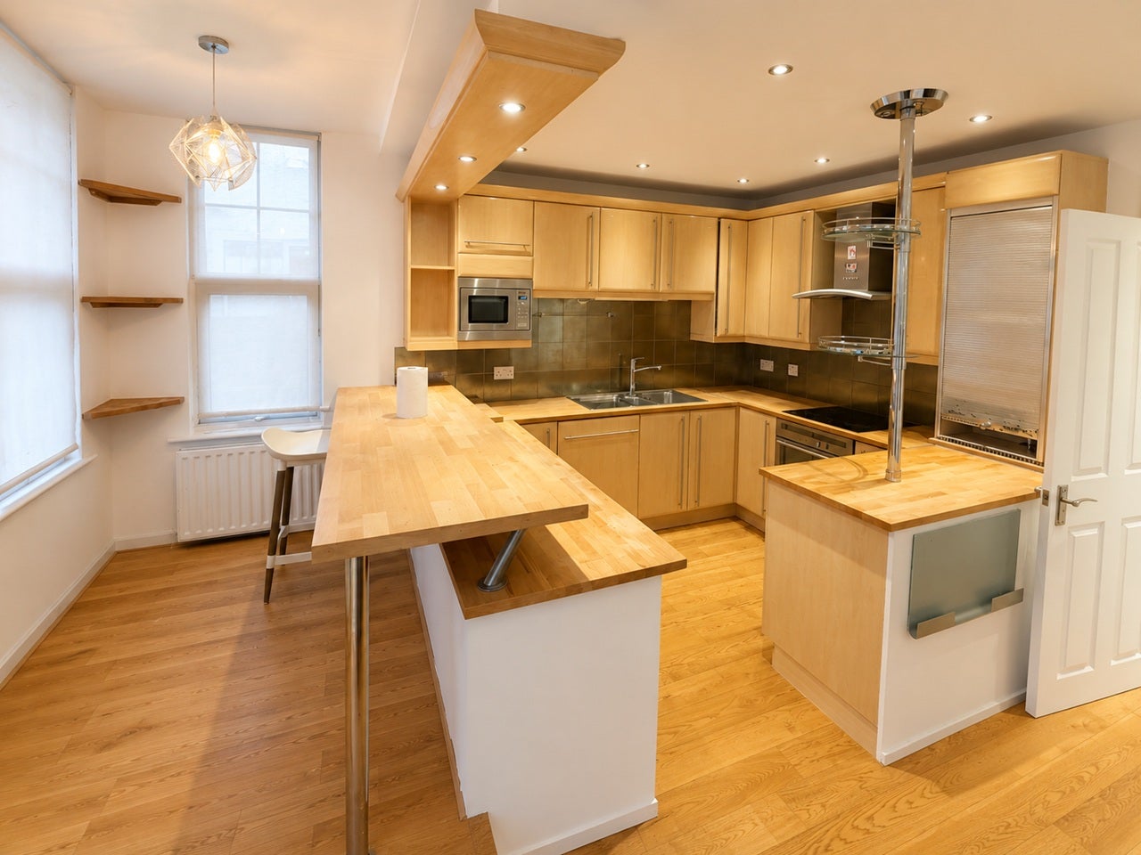 Flat Ellesmere Road in Greater London