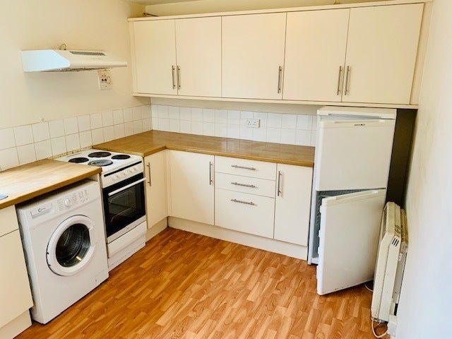 Flat Bassett Avenue in Southampton