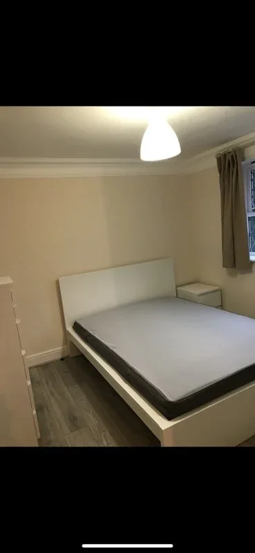 Room Wardown Crescent in Luton