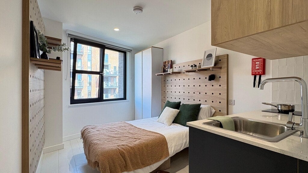Flat Commercial Road in Greater London