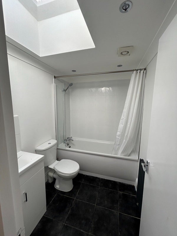 Room Hoe Street in Greater London