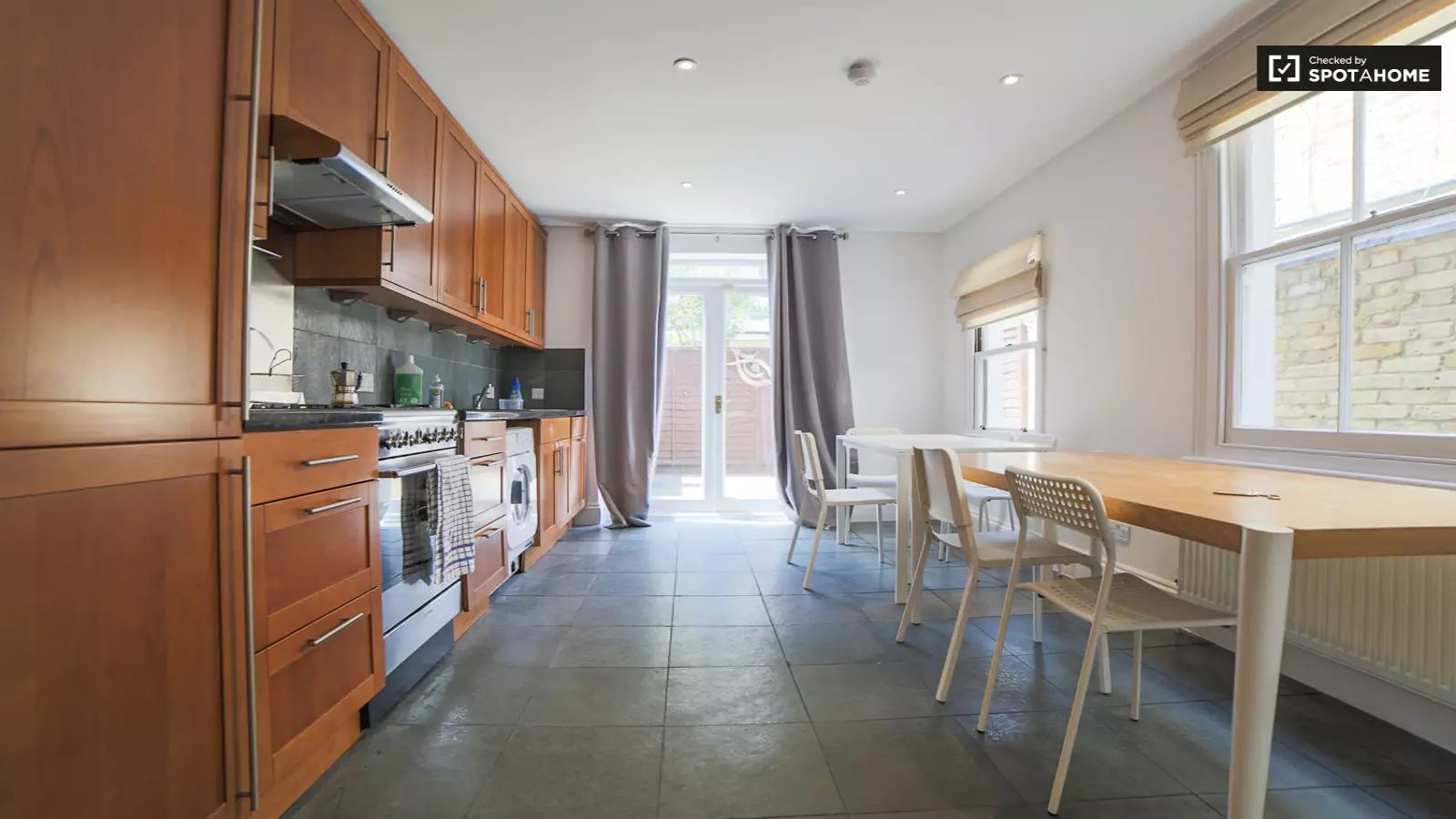 Flat Hartismere Road in Greater London