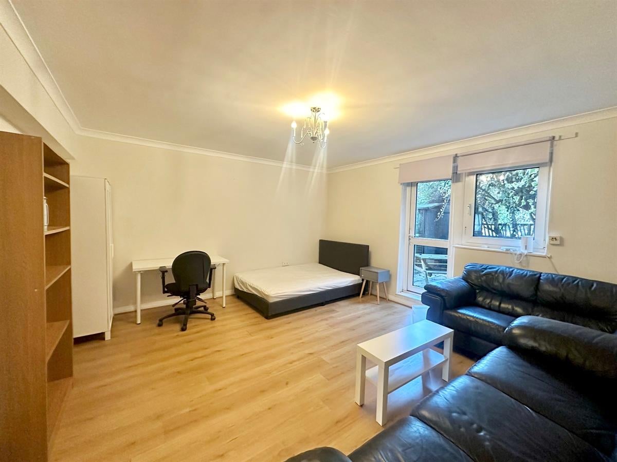 Flat Eversholt Street in Greater London