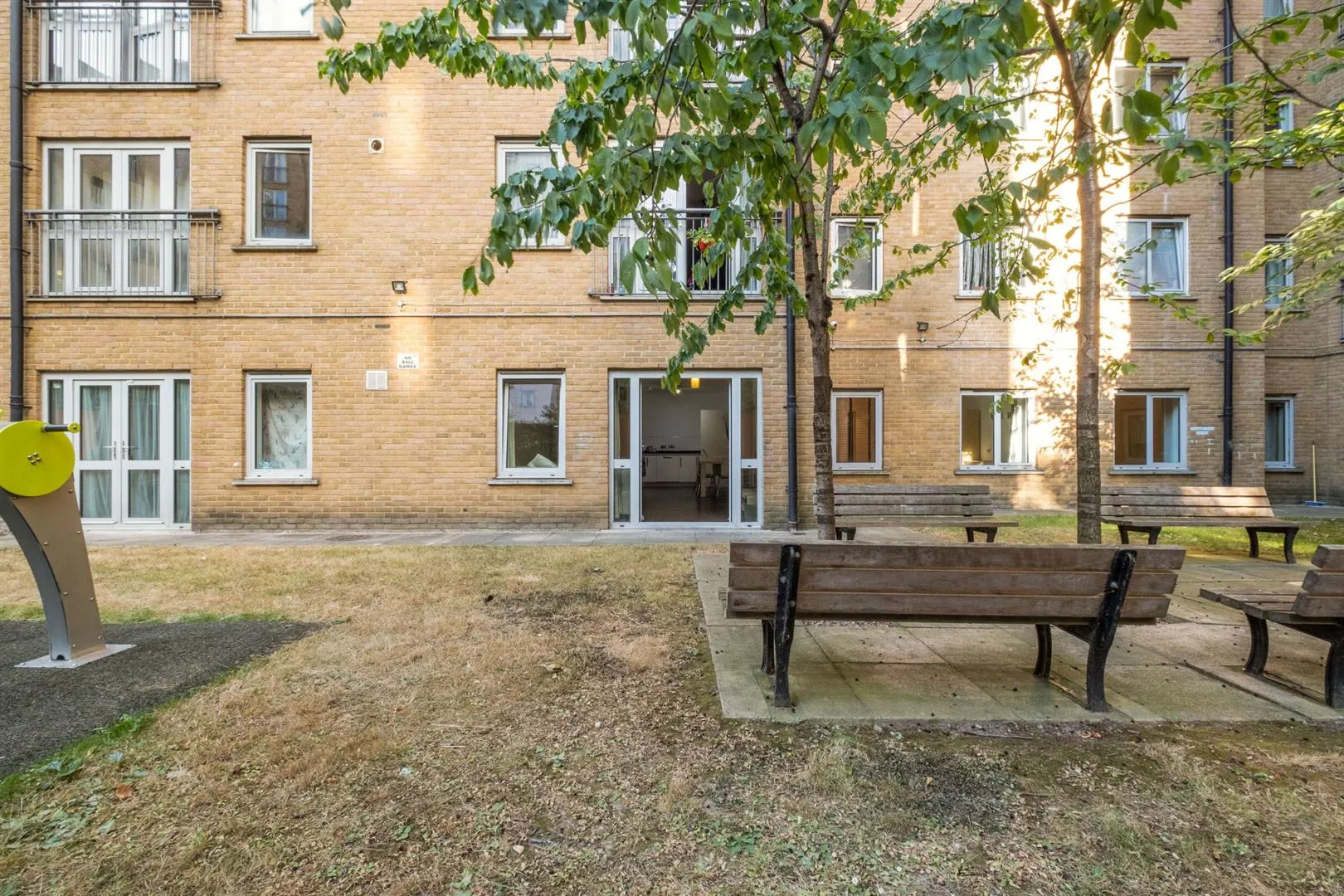 Flat Hutching's Street in Greater London