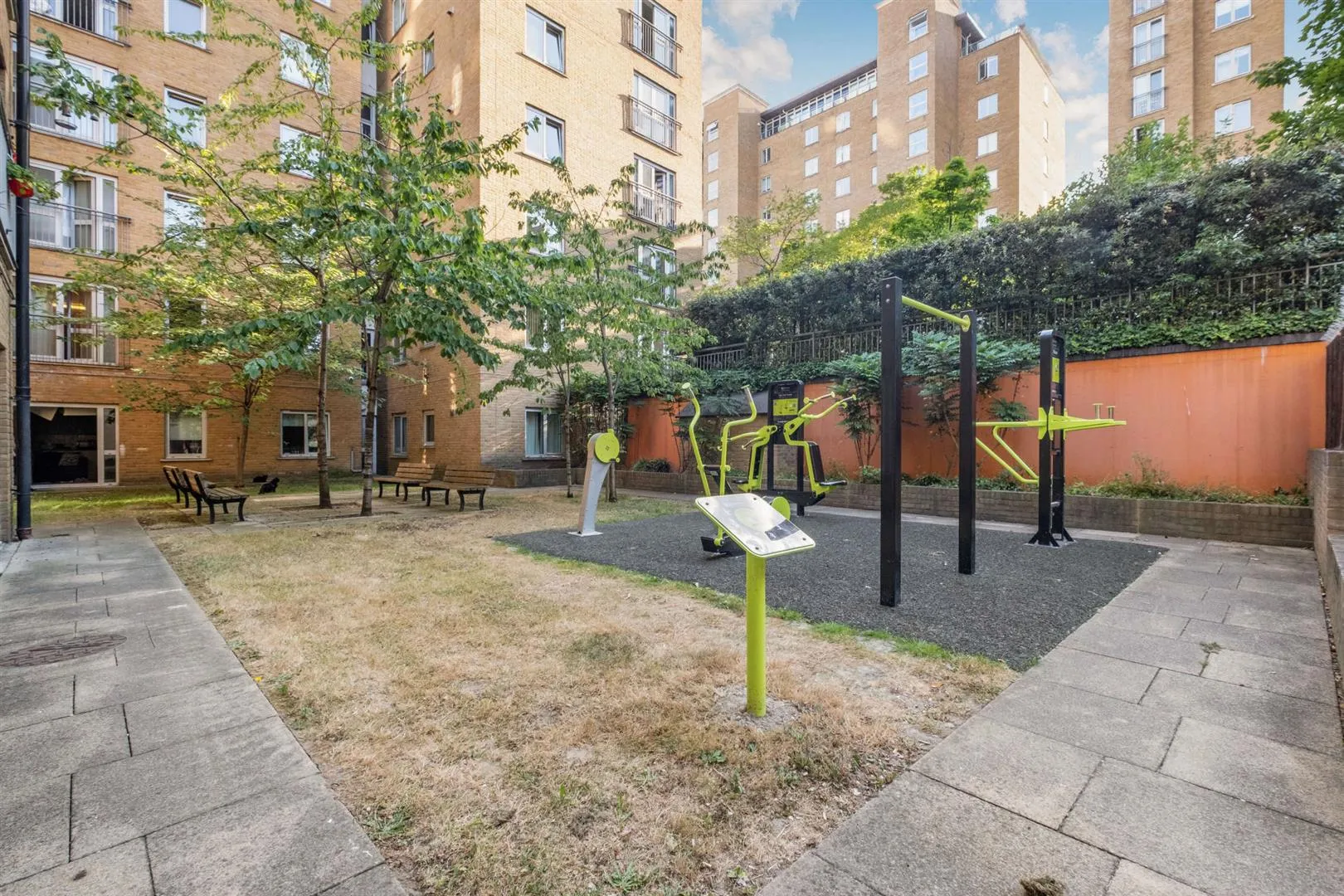 Flat Hutching's Street in Greater London