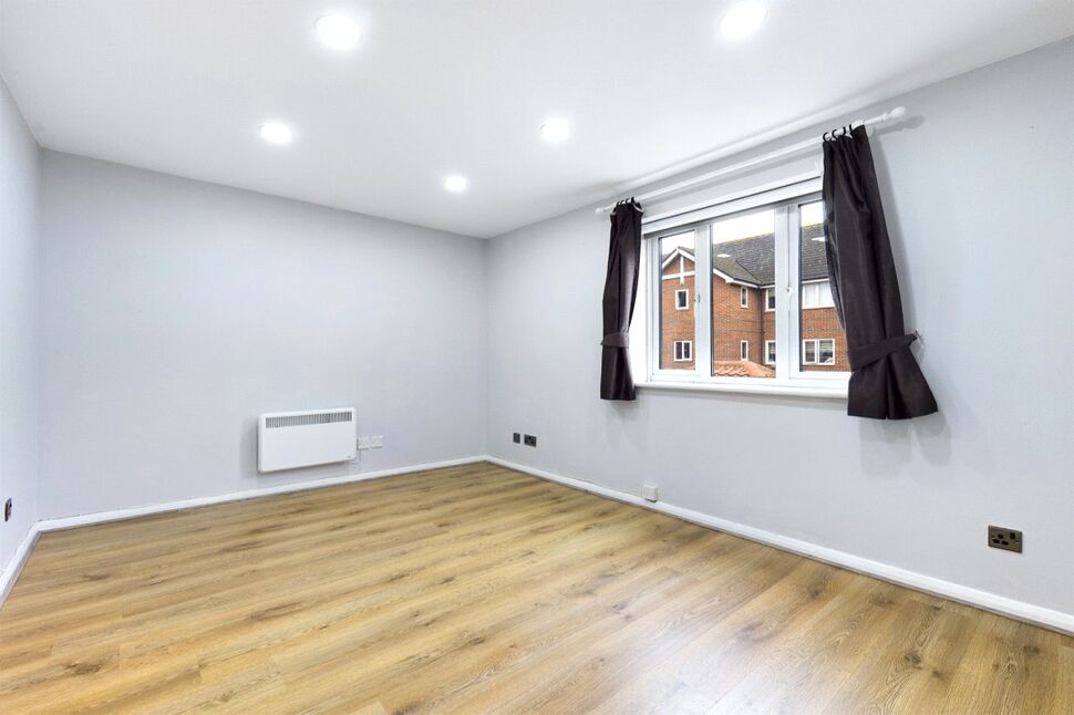 Flat Lower Hall Lane in Greater London