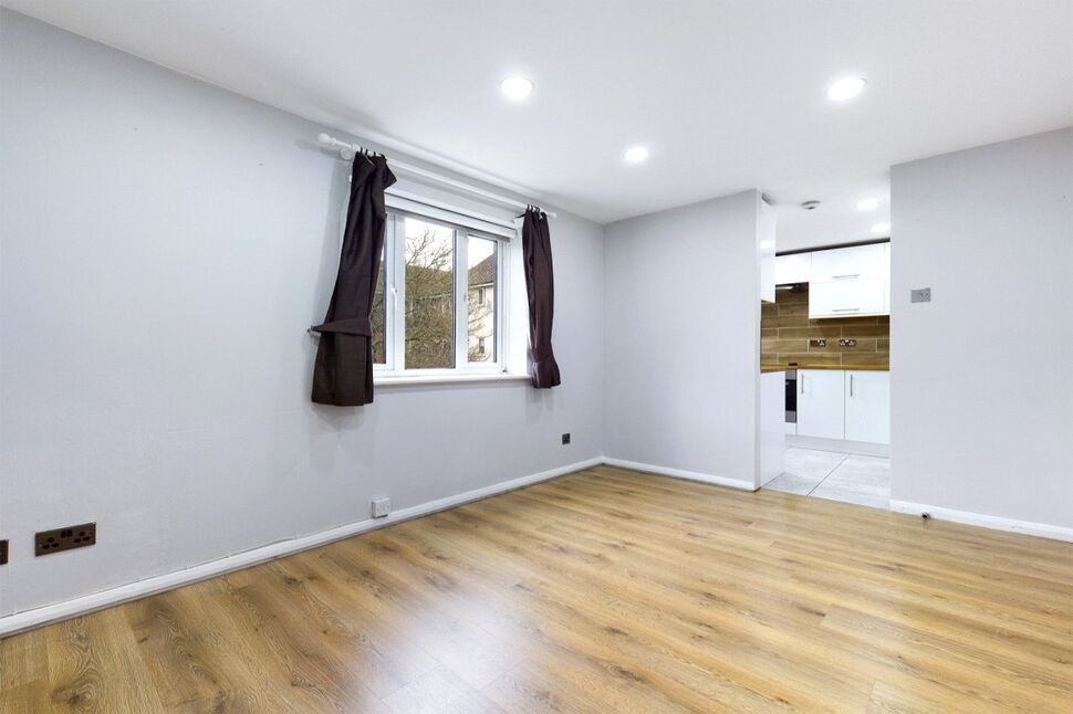 Flat Lower Hall Lane in Greater London