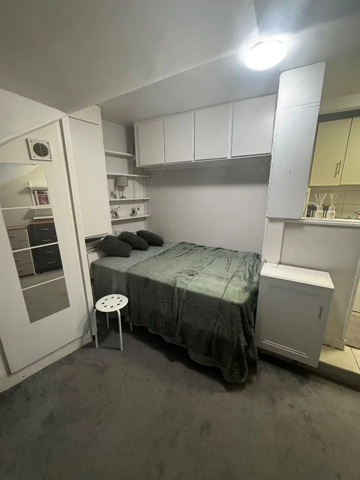 Flat Stanhope Avenue in Greater London