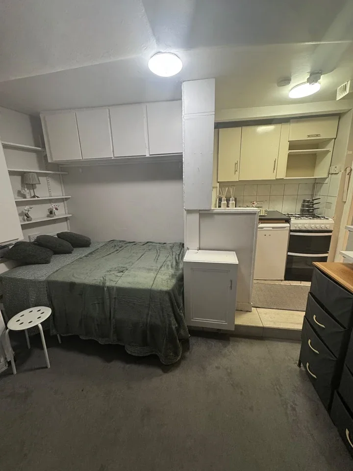 Flat Stanhope Avenue in Greater London