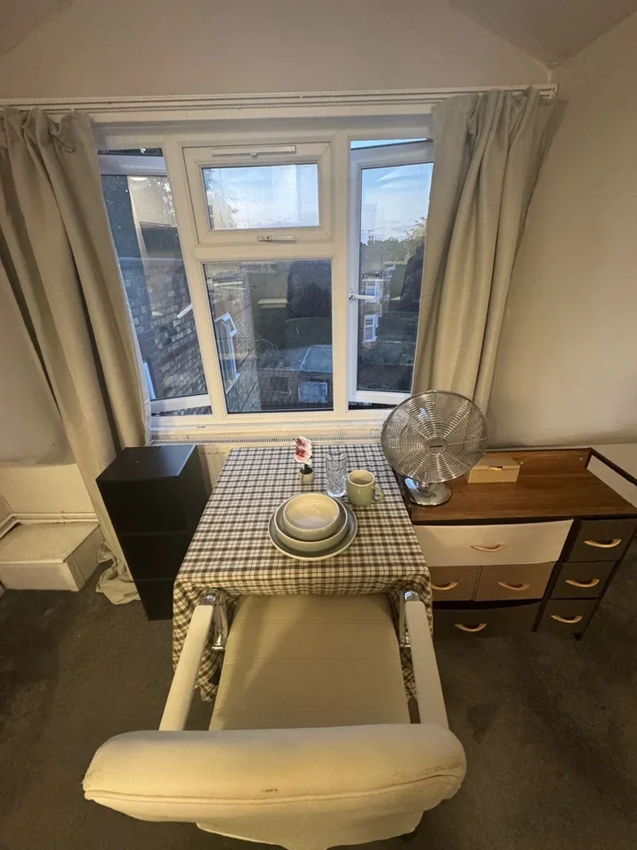 Flat Stanhope Avenue in Greater London