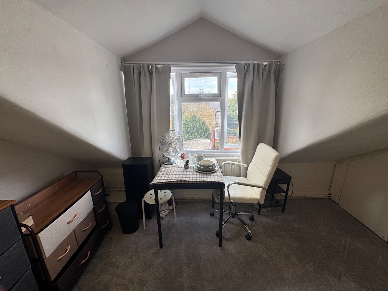 Flat Stanhope Avenue in Greater London