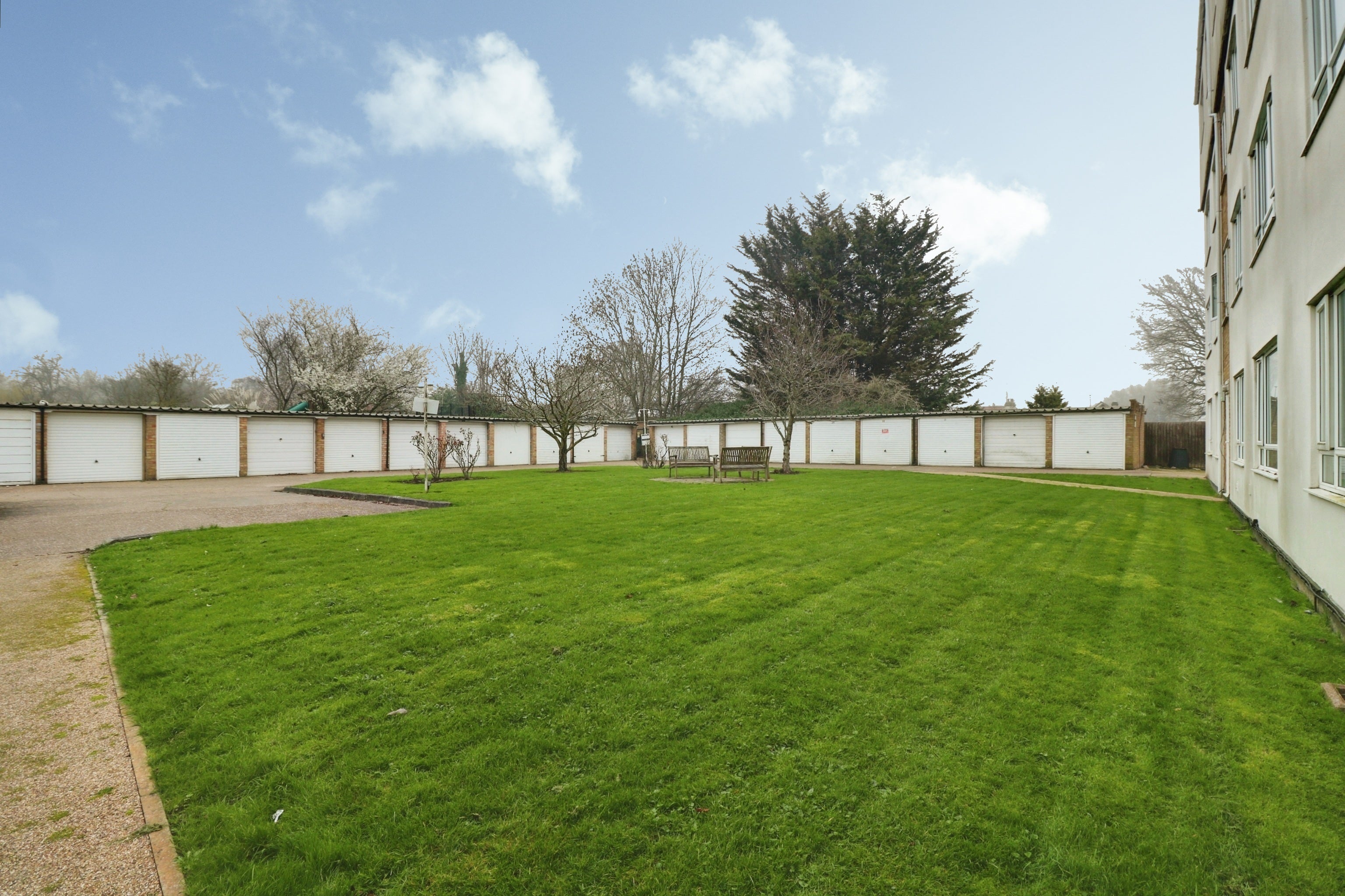 Flat Tintern Avenue in Southend-on-Sea