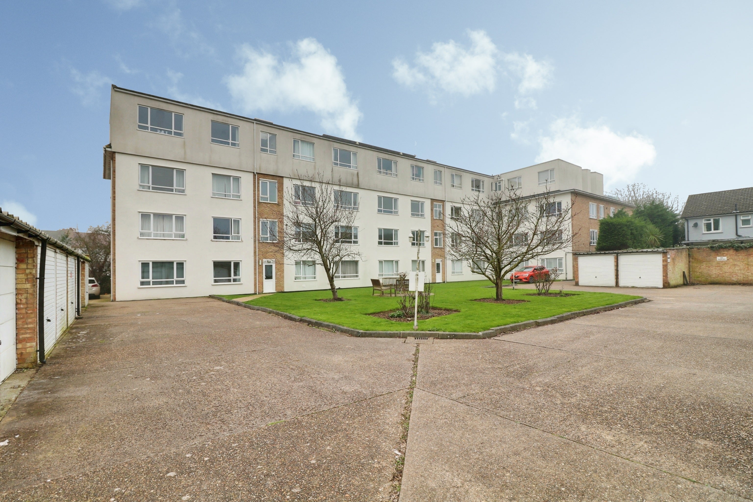 Flat Tintern Avenue in Southend-on-Sea
