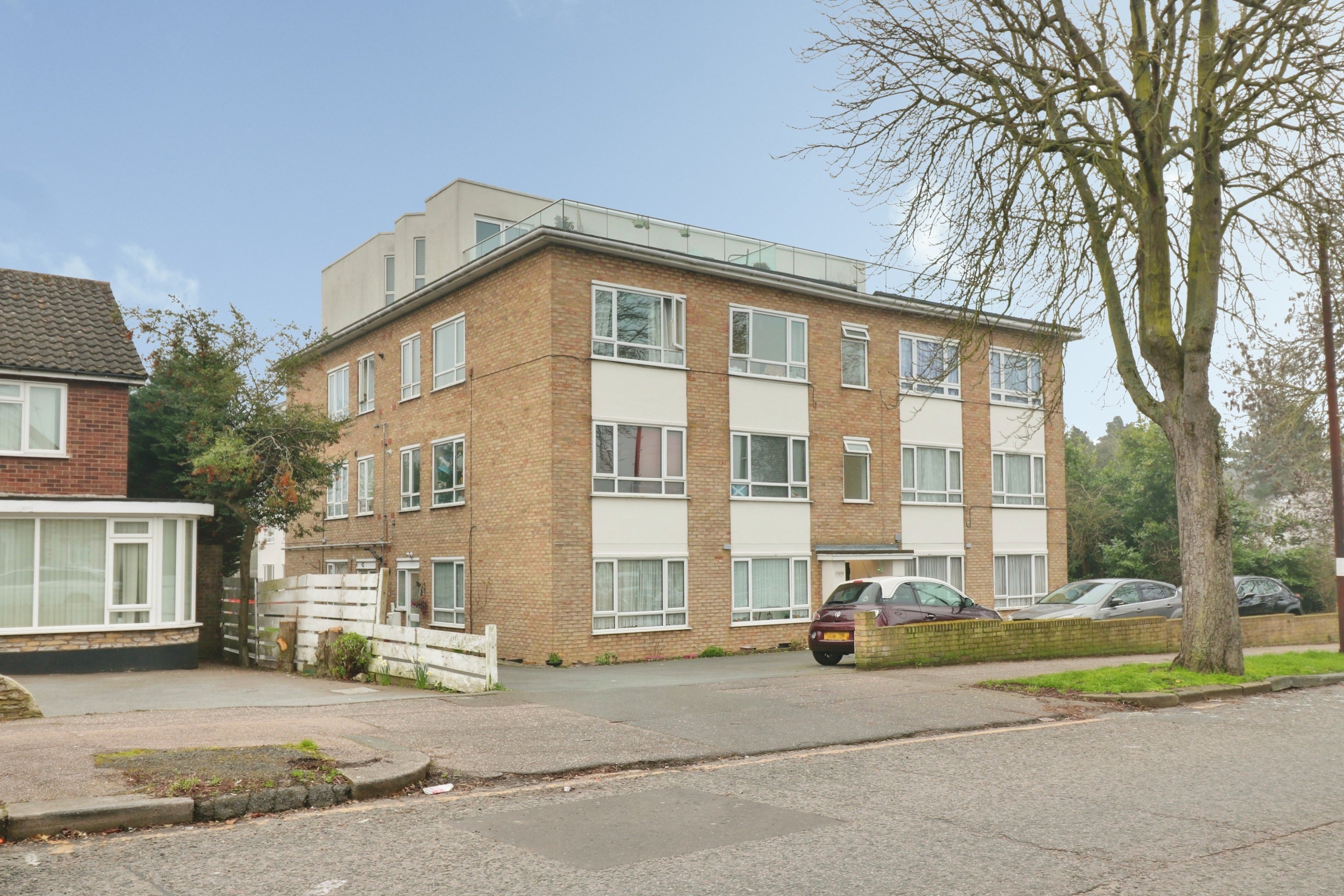 Flat Tintern Avenue in Southend-on-Sea