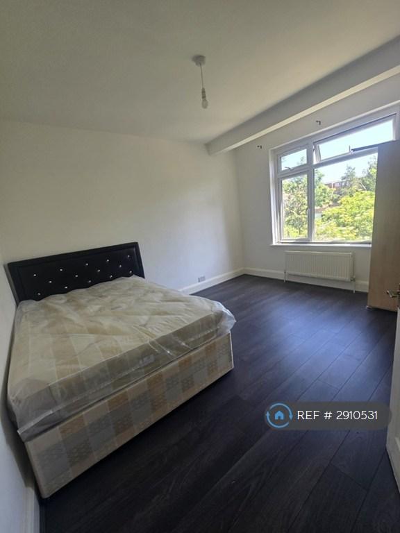 Room Sinclair Road in Greater London