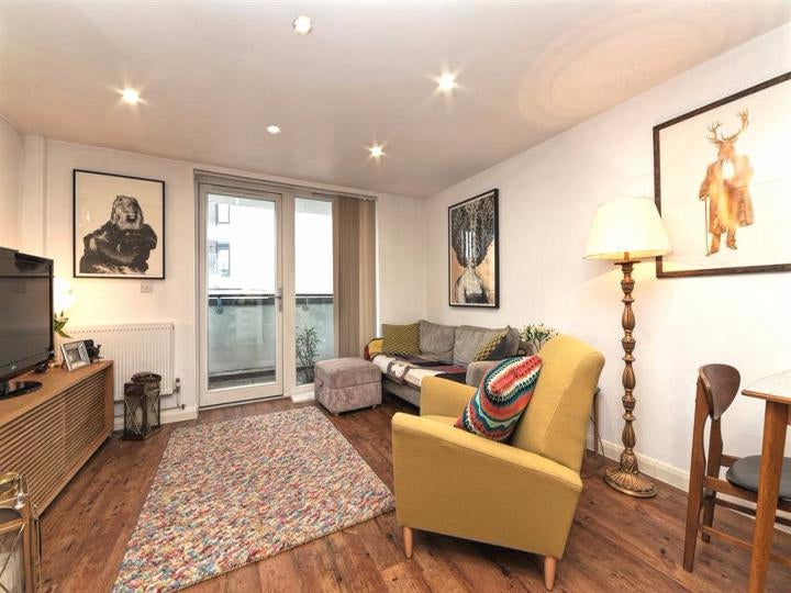Flat Kingsland Road in Greater London