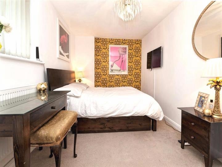 Flat Kingsland Road in Greater London