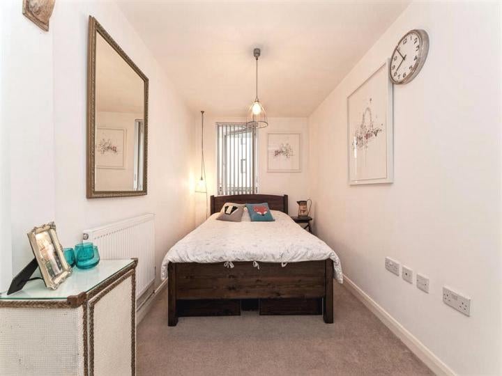 Flat Kingsland Road in Greater London