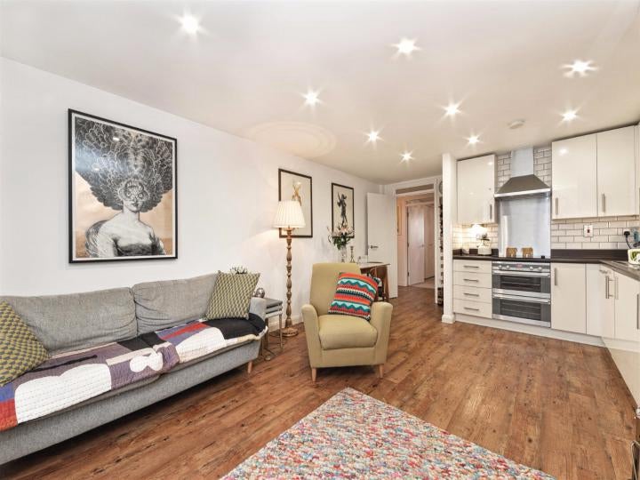 Flat Kingsland Road in Greater London