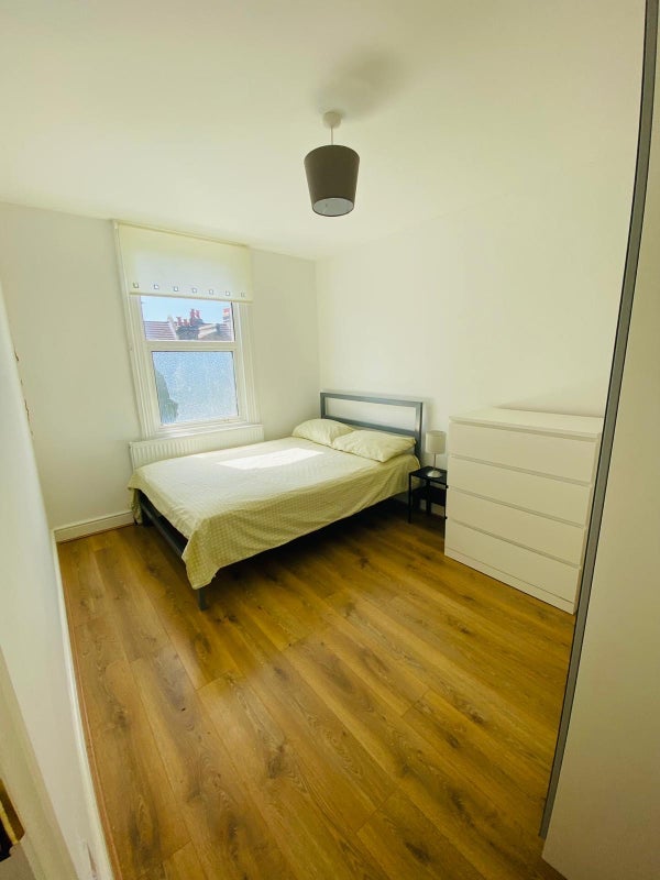 Room Eastwood Street in Greater London