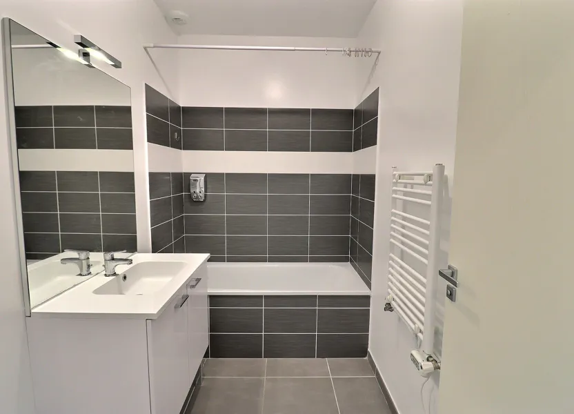 Appartement Avenue Perriollat à Les Avenières Veyrins-Thuellin