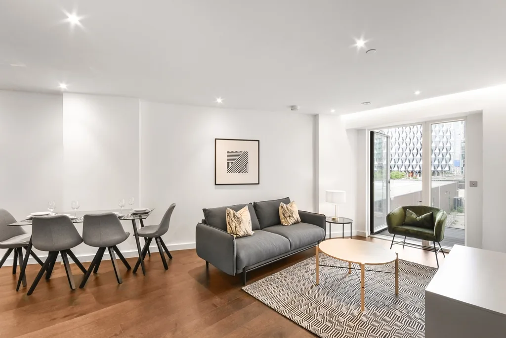 Flat Malthouse Road in Greater London