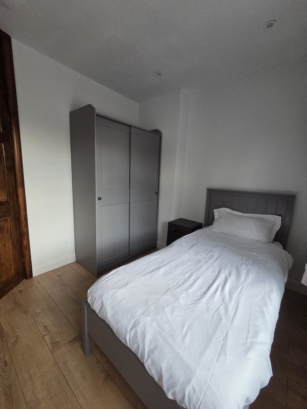 Room Rowland Hill Avenue in Greater London