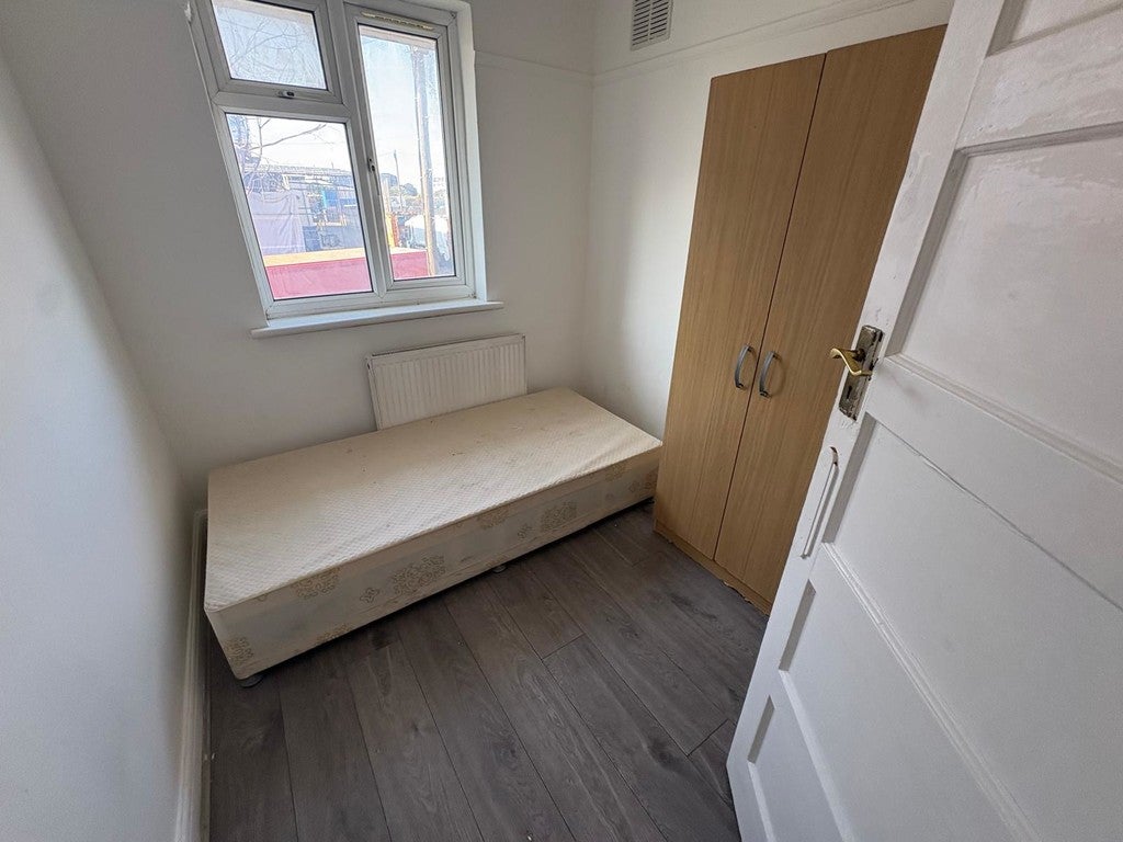 Flat Scotts Road in Greater London