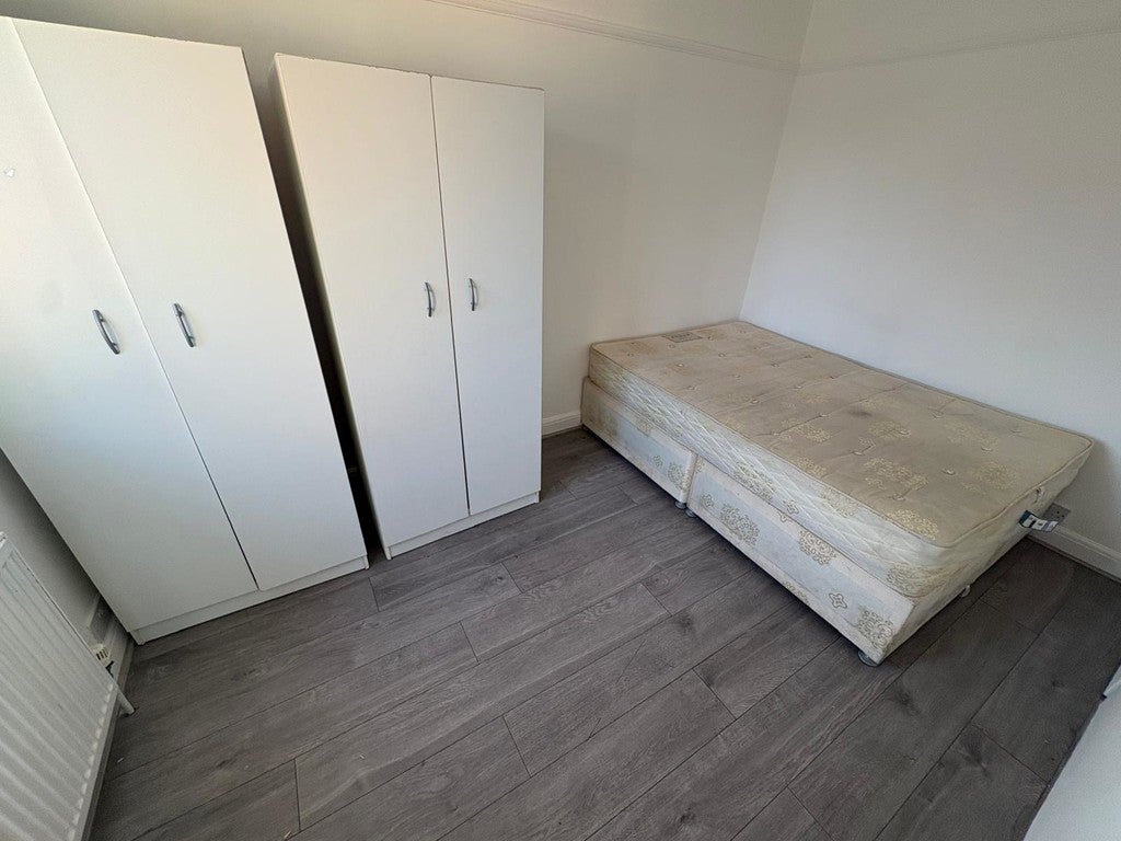 Flat Scotts Road in Greater London