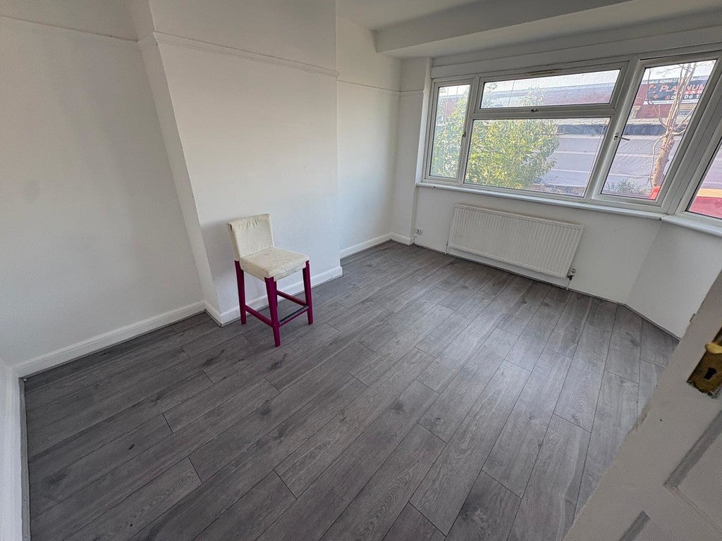 Flat Scotts Road in Greater London