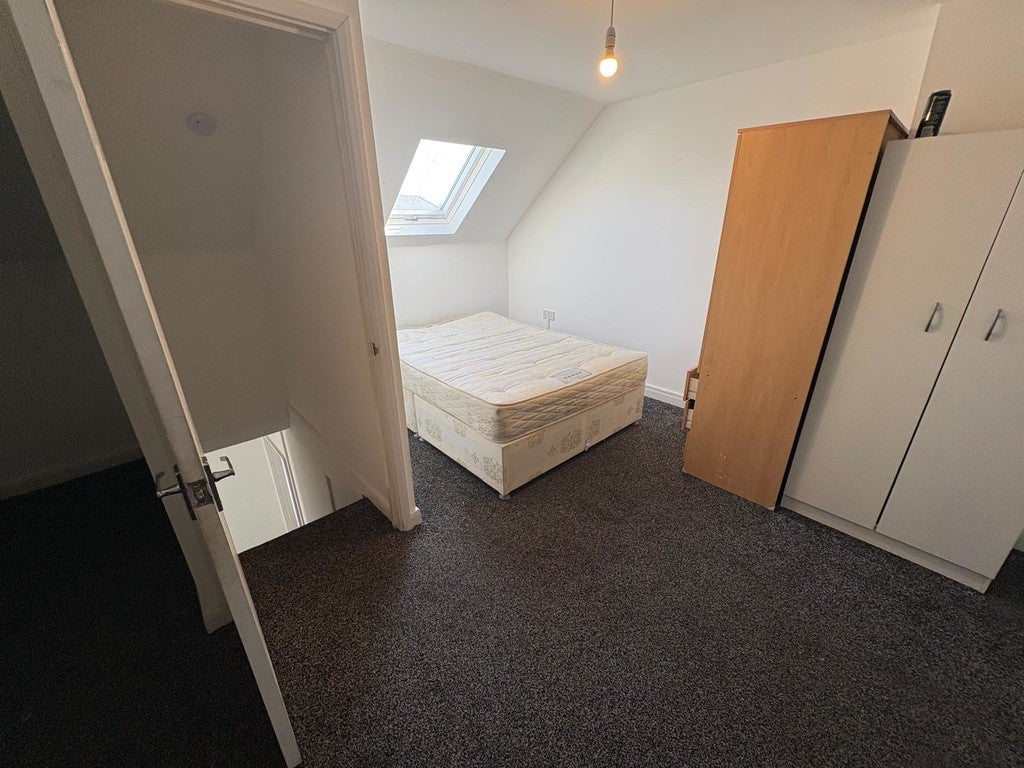 Flat Scotts Road in Greater London