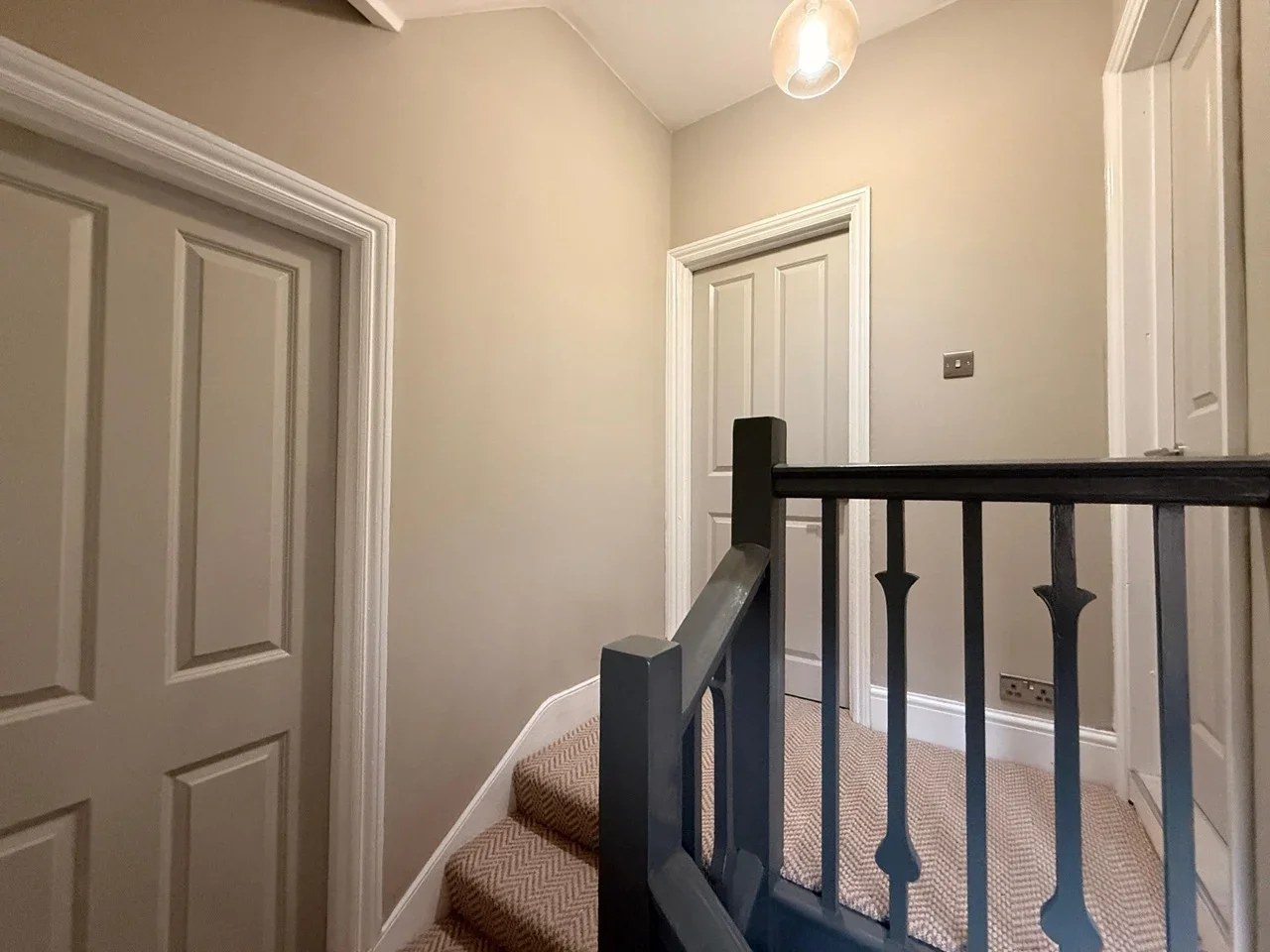 Flat Oxgate Gardens in Greater London